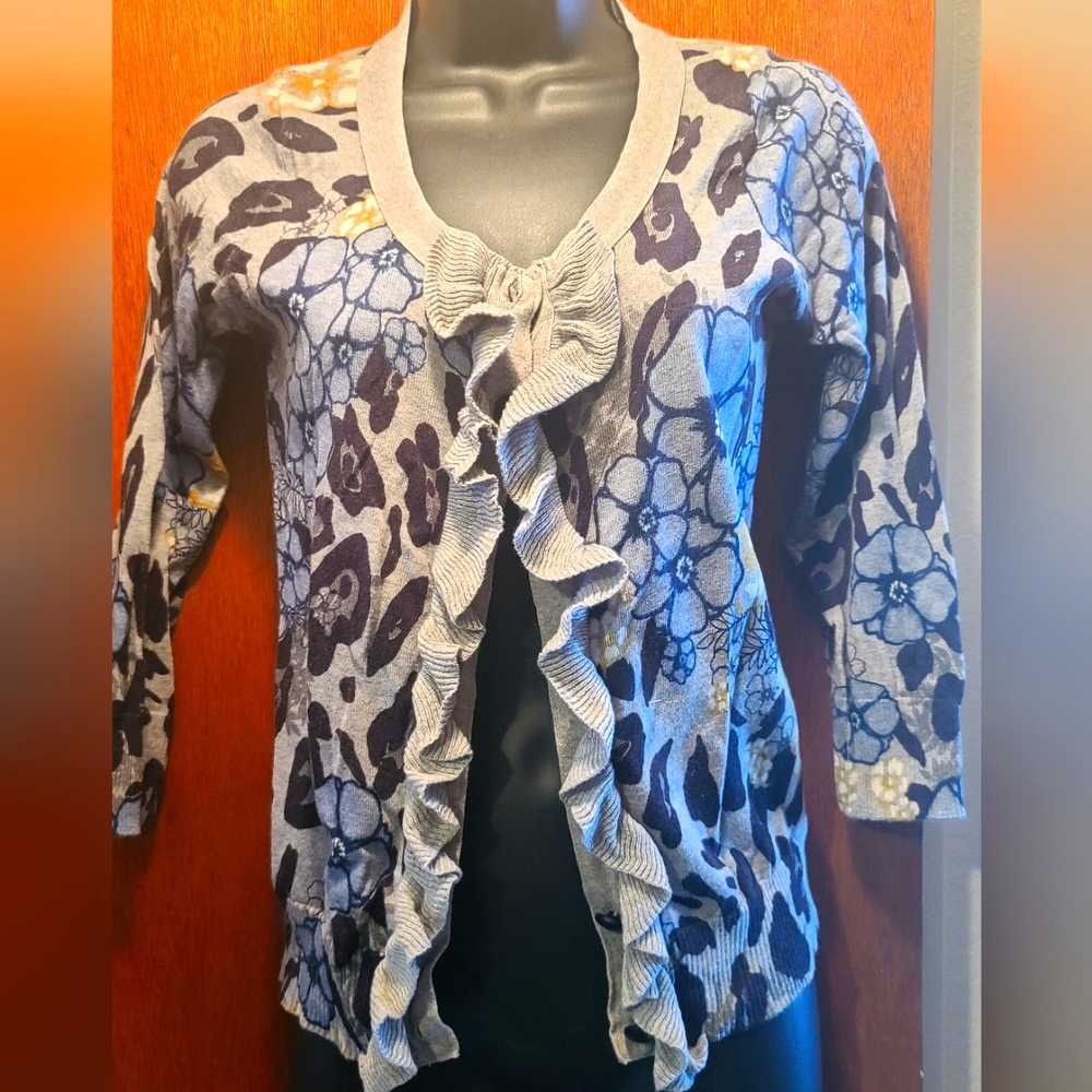 Parfait leopard & floral print gray ruffle & button front sweater szM
